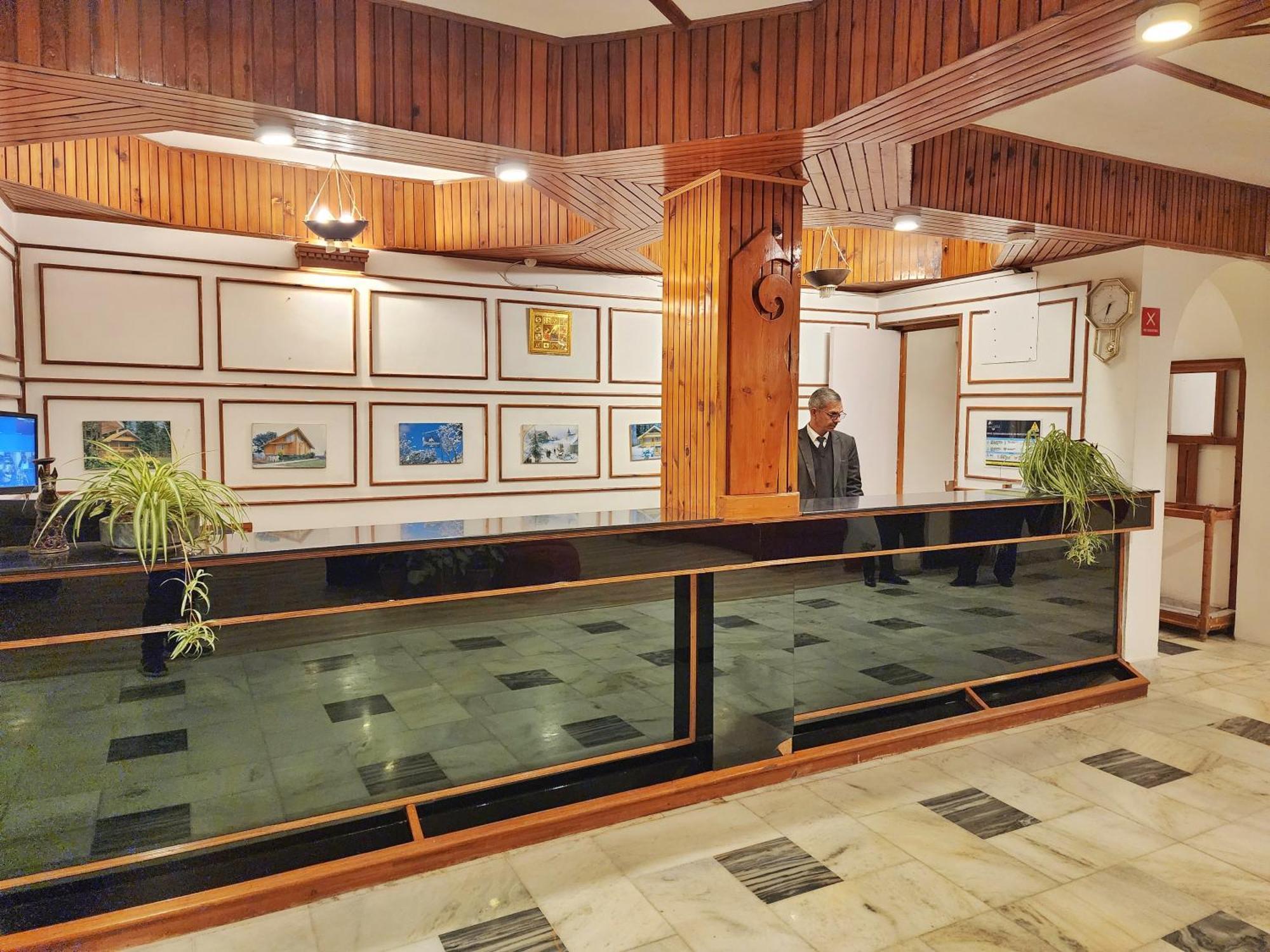 Hotel Pineview Shimla Esterno foto