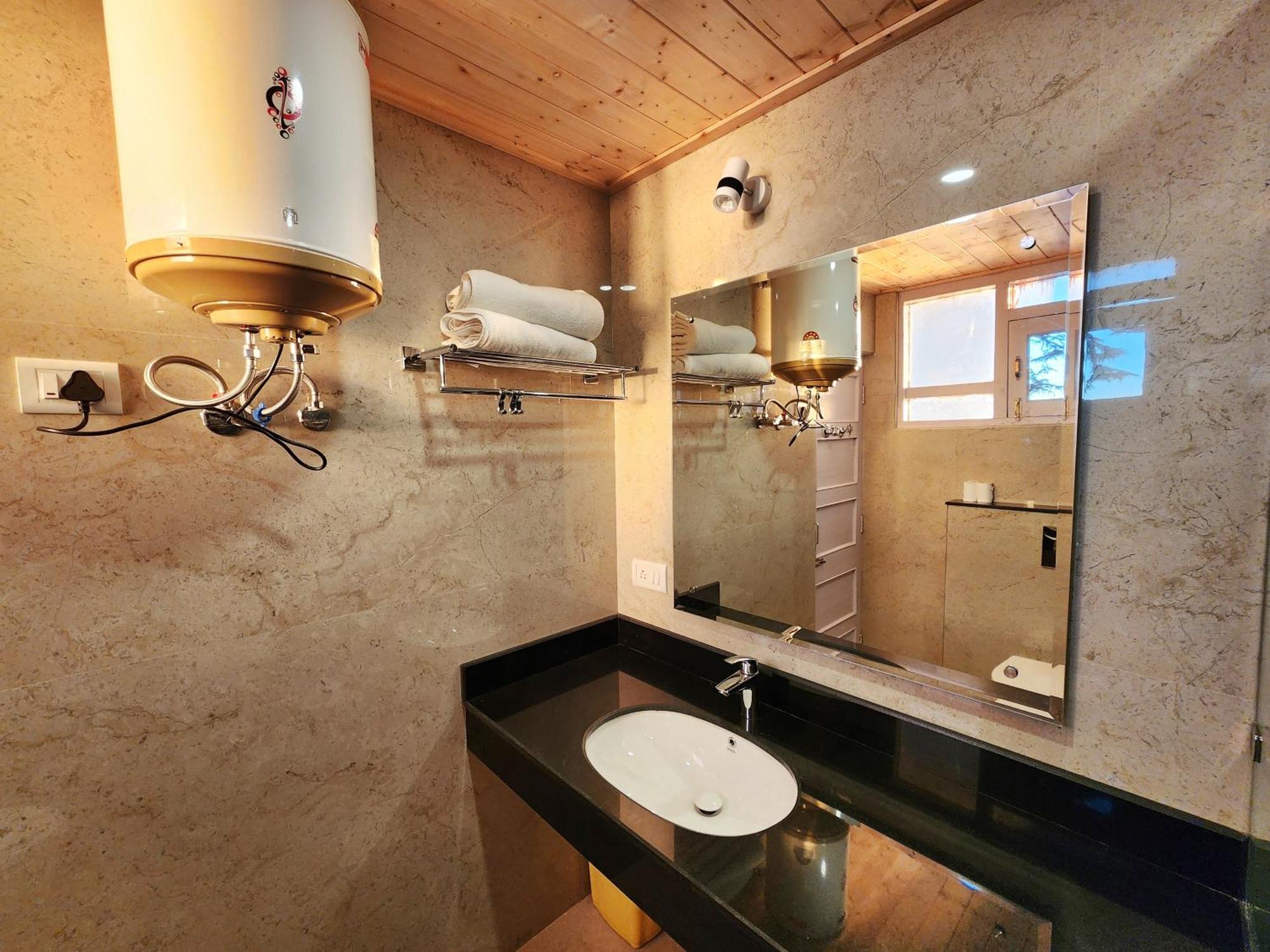 Hotel Pineview Shimla Esterno foto