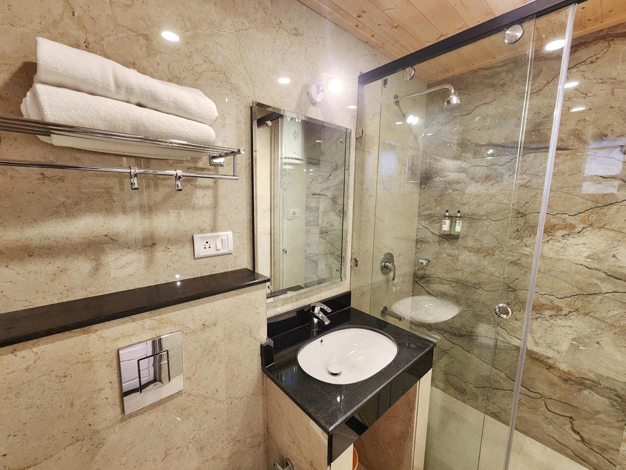 Hotel Pineview Shimla Esterno foto