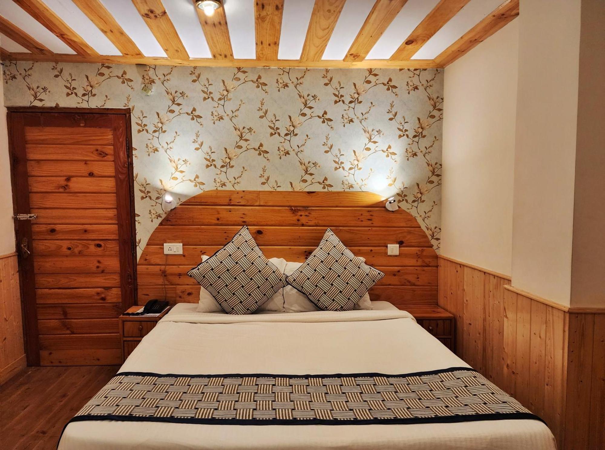 Hotel Pineview Shimla Esterno foto