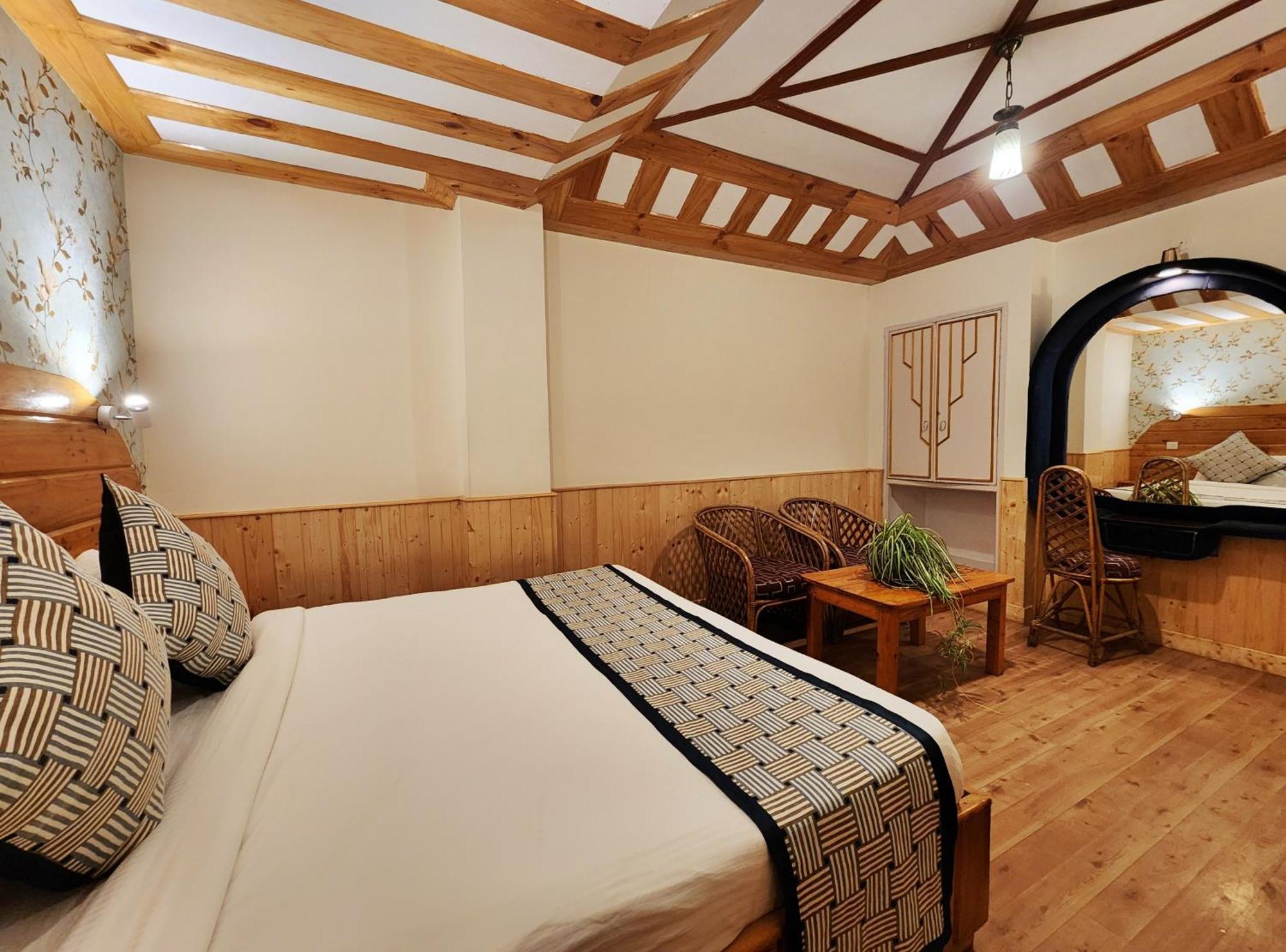 Hotel Pineview Shimla Esterno foto