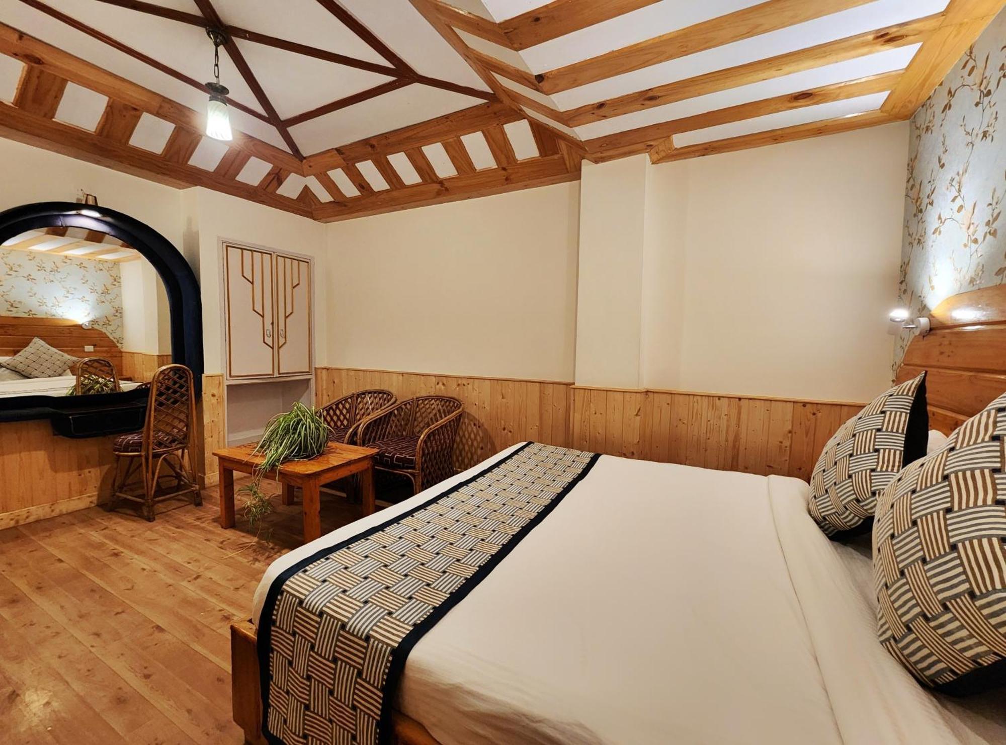 Hotel Pineview Shimla Esterno foto