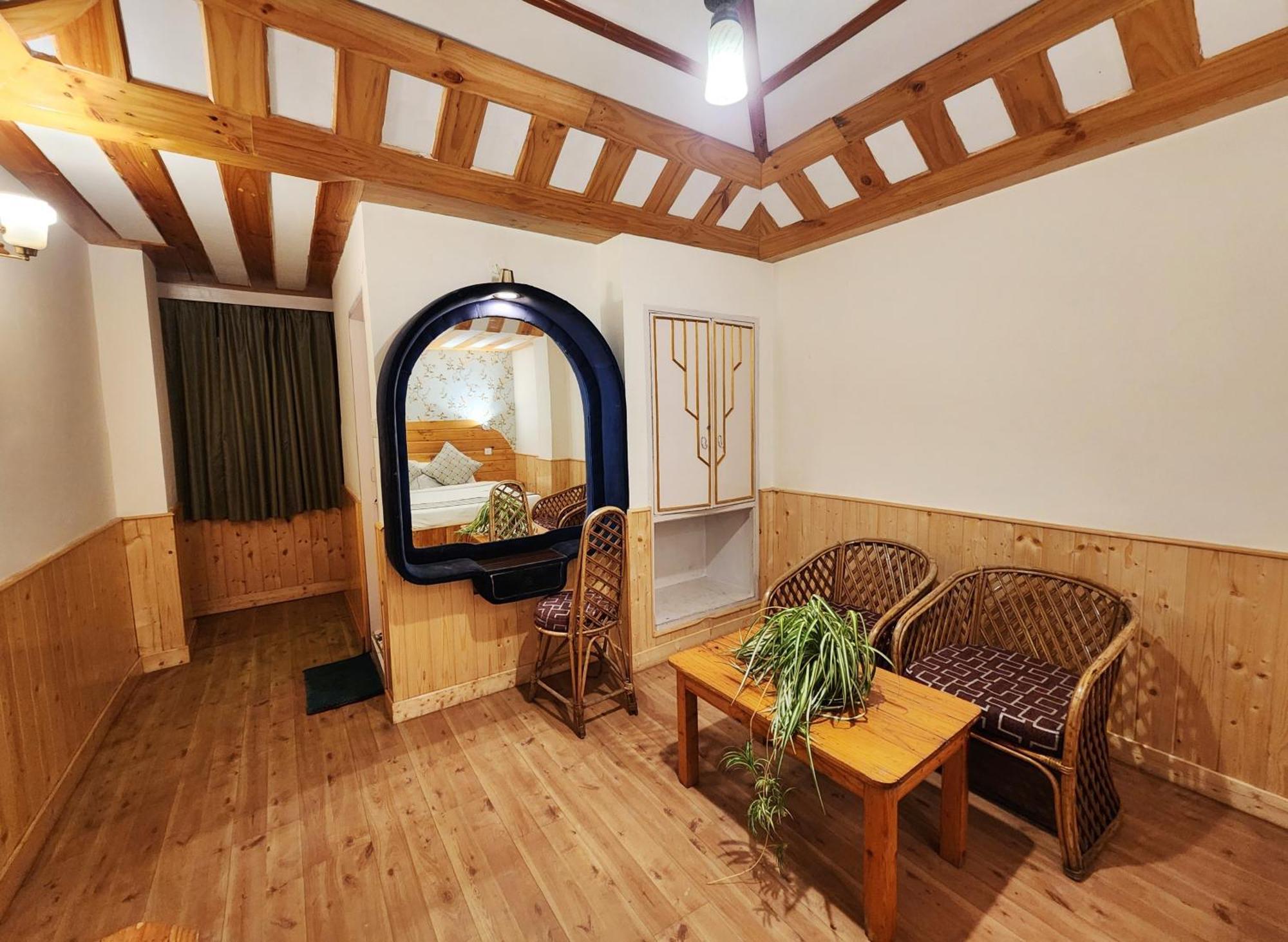 Hotel Pineview Shimla Esterno foto
