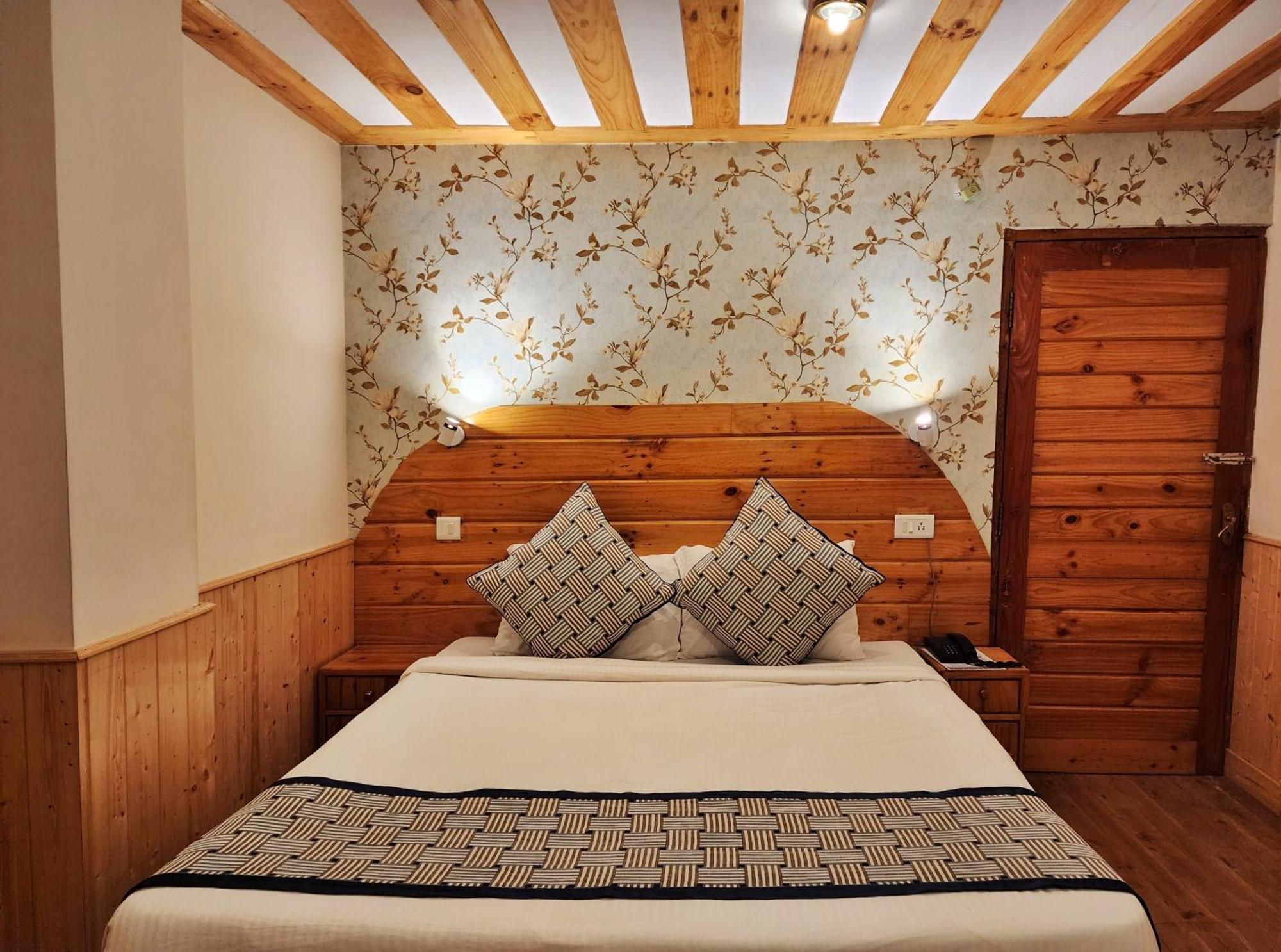 Hotel Pineview Shimla Esterno foto